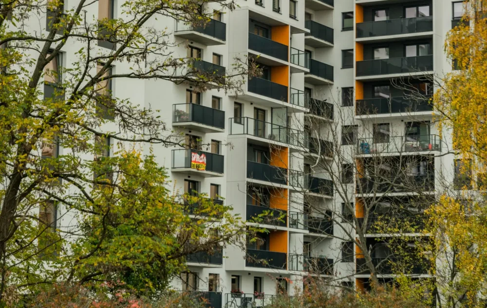 Hangos szomszéd a társasházban – mit tehet a lakó és a közös képviselő?