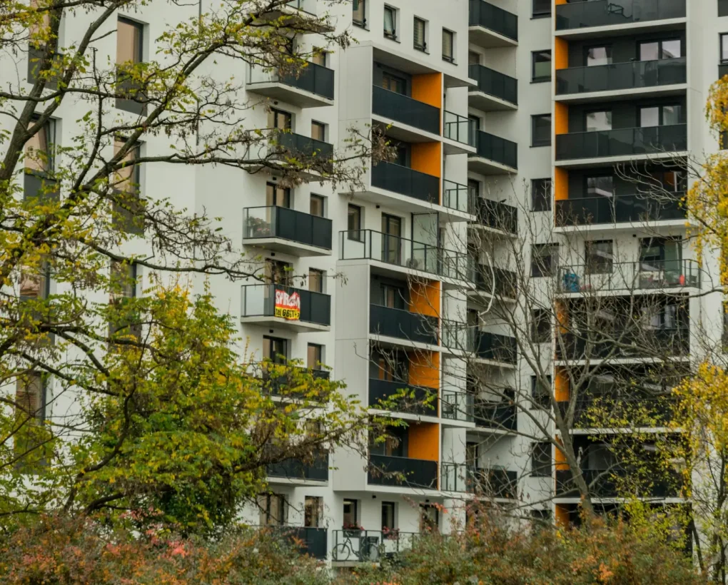 Hangos szomszéd a társasházban – mit tehet a lakó és a közös képviselő?