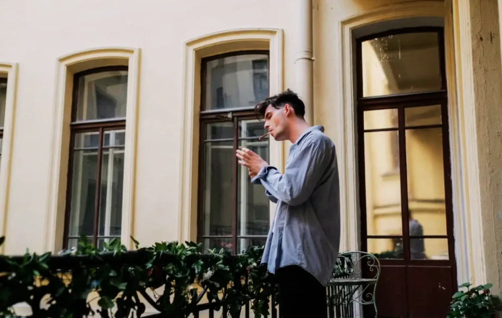Dohányzik a szomszéd a társasházban – mit lehet tenni a cigarettafüst ellen